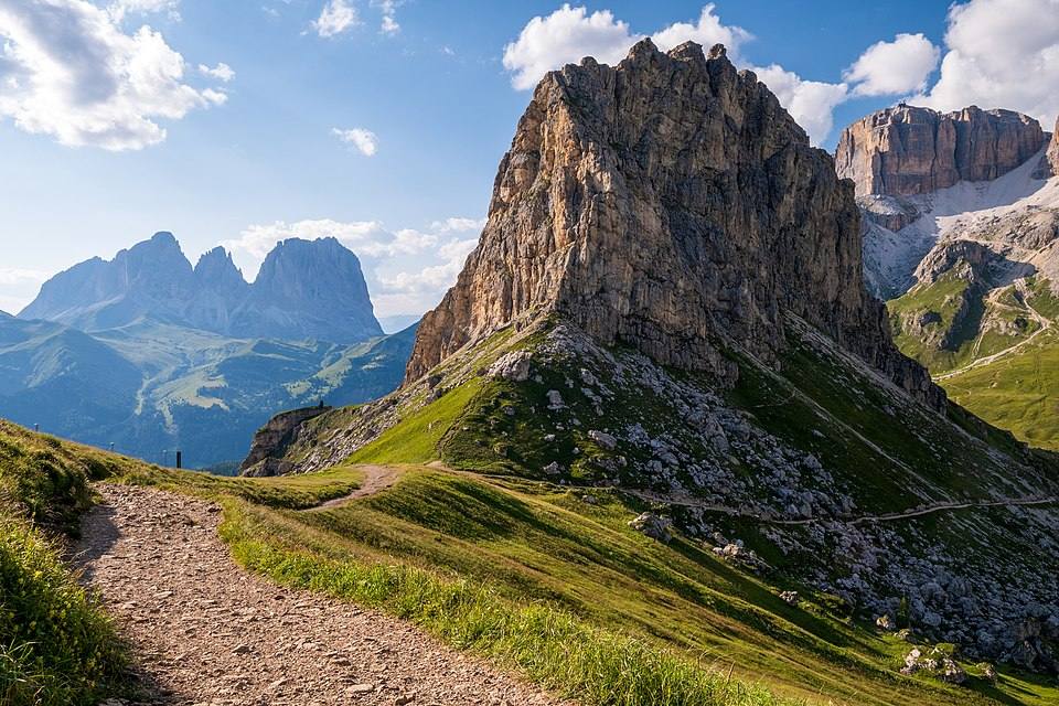 Sentier au col Pordoi, dans les Dolomites
