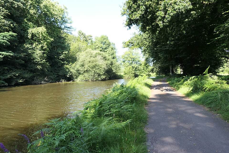 Le canal de Nantes à Brest à Guillac, sur la Vélodyssée